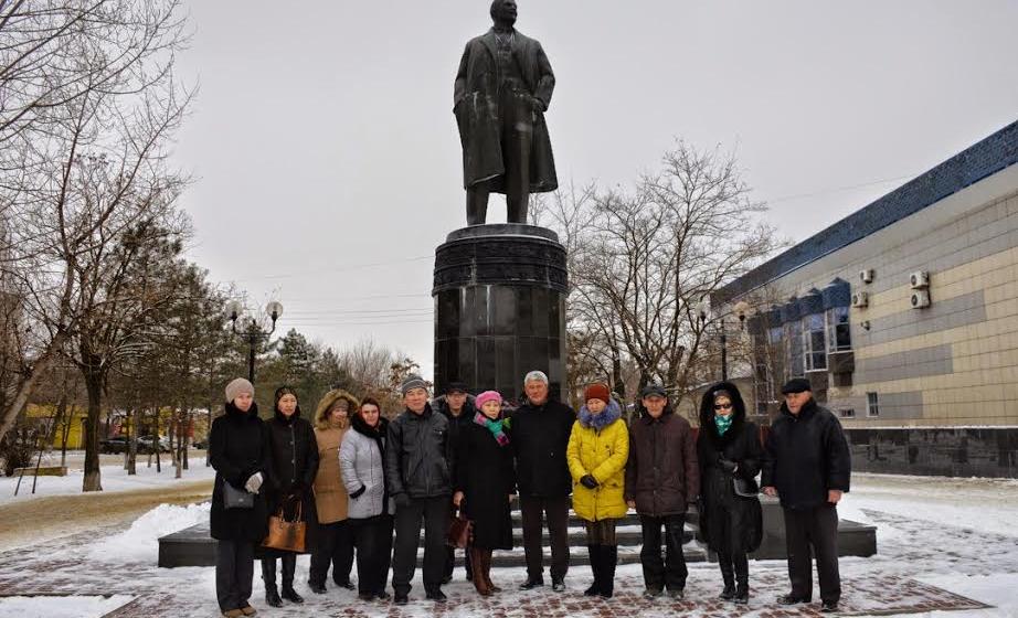 Верны заветам Ильича. Акция памяти в столице Калмыкии