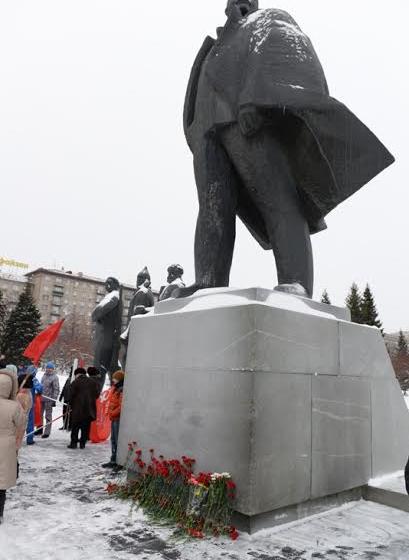 Ленин с нами! Новосибирские коммунисты почтили память основателя Советского государства