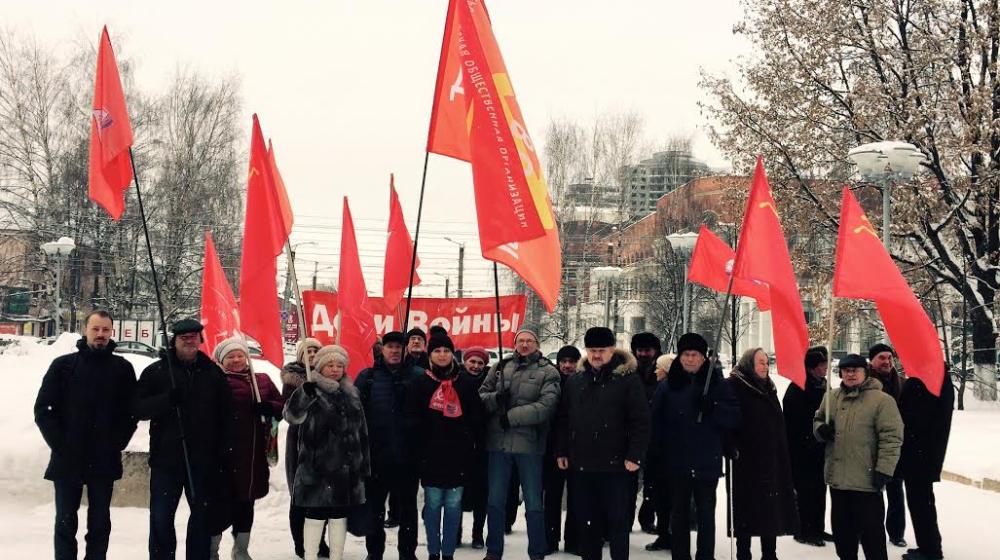 Кировские коммунисты провели пикет у Заксобрания 