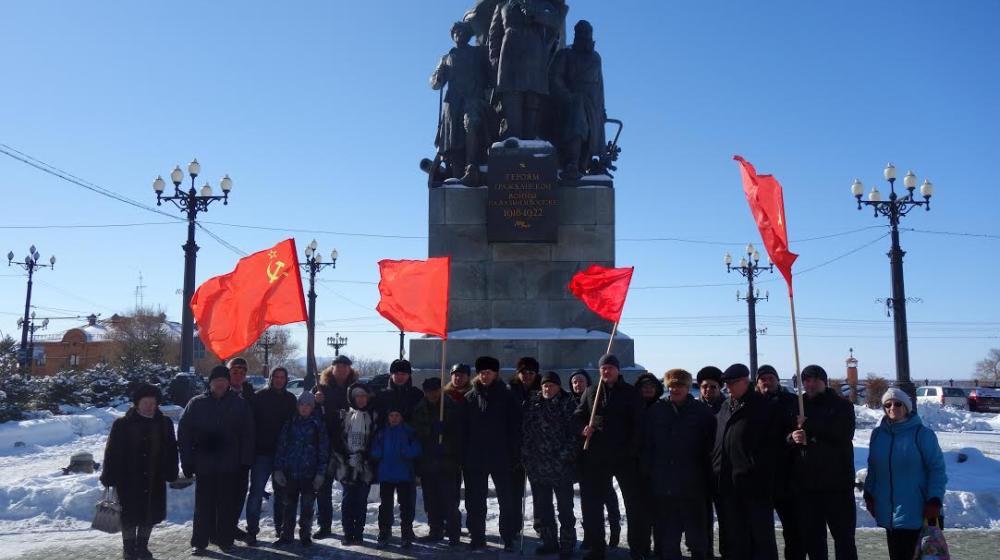 Коммунисты возложили цветы в честь 95-й годовщины освобождения Хабаровска