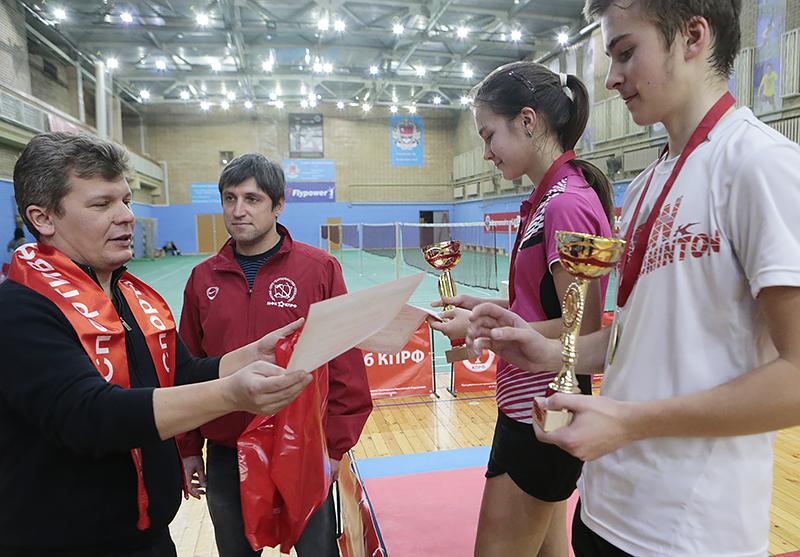 Спортклуб КПРФ провел массовый турнир по бадминтону для юношей и девушек