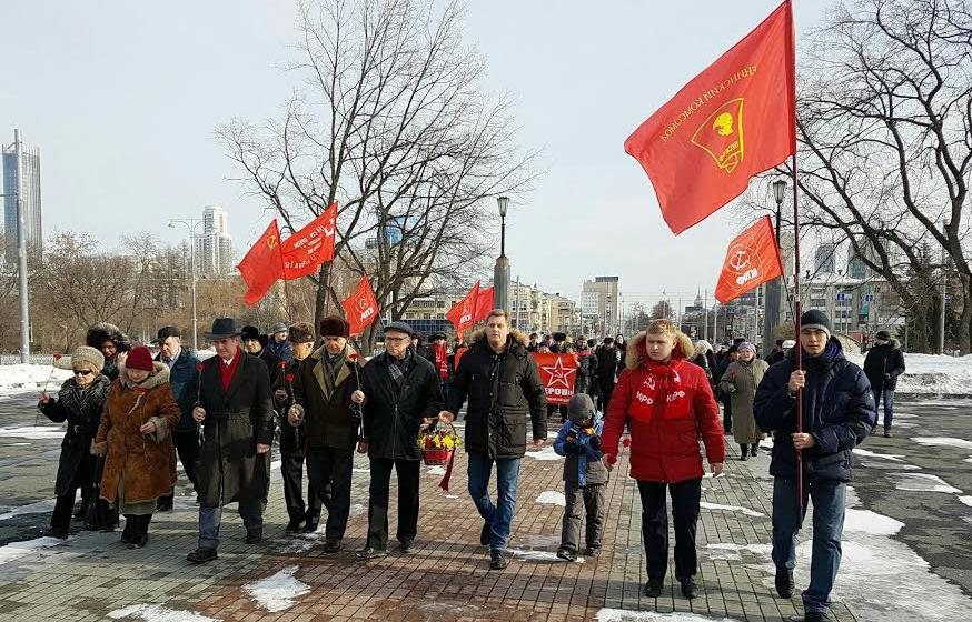 В честь дня Советской Армии и Военно-Морского Флота коммунисты города Екатеринбурга возложили цветы к памятнику героям Революции