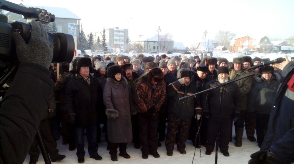 Новосибирская область. В тридцатиградусный мороз 500 охотников вышли на митинг против продажи охотугодий частникам