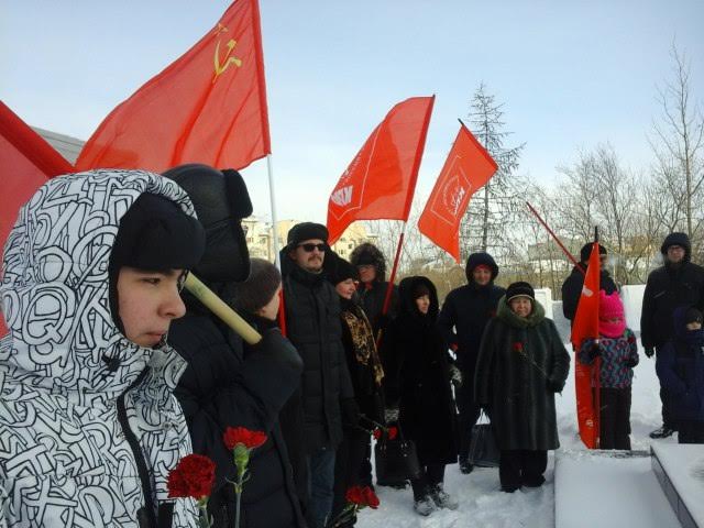 В Салехарде прошел пикет, посвященный Дню Советской Армии и ВМФ