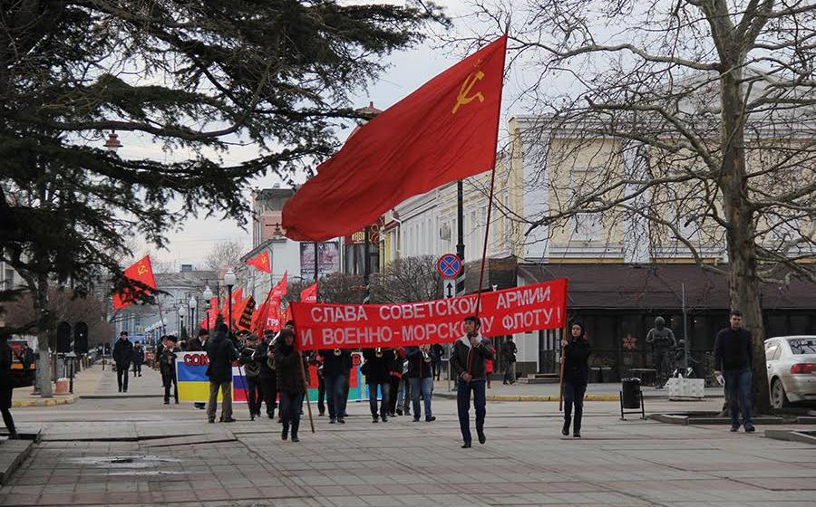 Республика Крым. Коммунисты шествием и митингом отметили День Советской Армии и Военно-Морского Флота