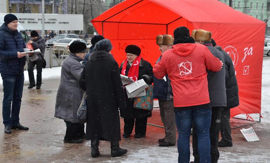 Рязанские коммунисты провели акции у Вечного Огня и монумента Победы
