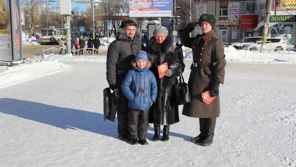 Республика Коми. Комсомольцы Сыктывкара поздравили горожан с Днем Совесткой Армии