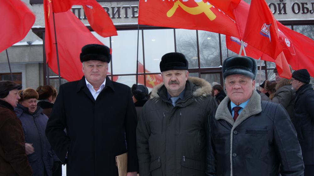 Кировские коммунисты провели акцию протеста у входа в Заксобрание