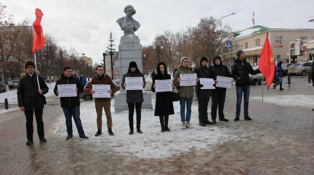 Белгород: Комсомольцы вышли с пикетом, чтобы выразить протест против действий ярого антисоветчика, директора госархива области и по совместительству члена Общественной палаты