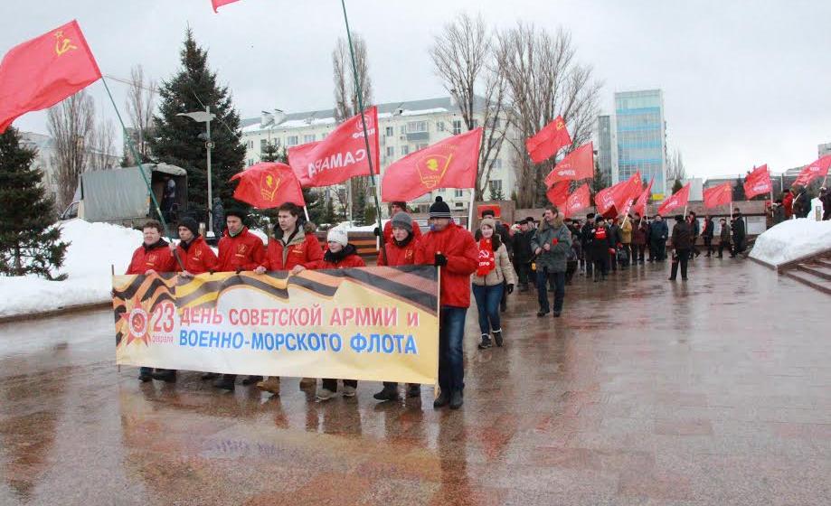 Самарские коммунисты возложили цветы к Вечному огню на площади Славы