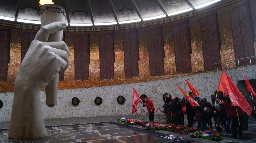 Волгоград. В канун дня Победы в Сталинградской битве коммунисты и комсомольцы проводят памятные акции
