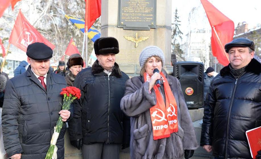 Новосибирские коммунисты прошли по Красному проспекту 23 февраля