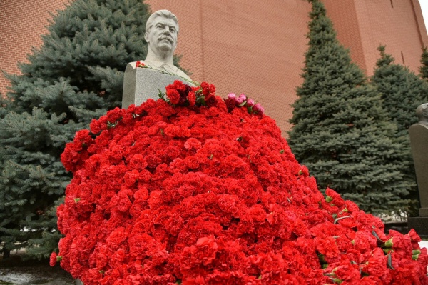 В Москве прошла акция "Две гвоздики для товарища Сталина"