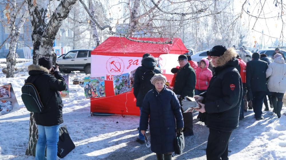 «России – новый курс и новое правительство!». Коммунисты Омска провели серию пикетов