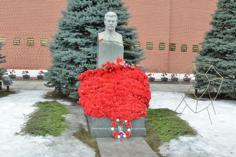 Возложение цветов к могиле Генералиссимуса СССР И.В. Сталина  у Кремлевской стены