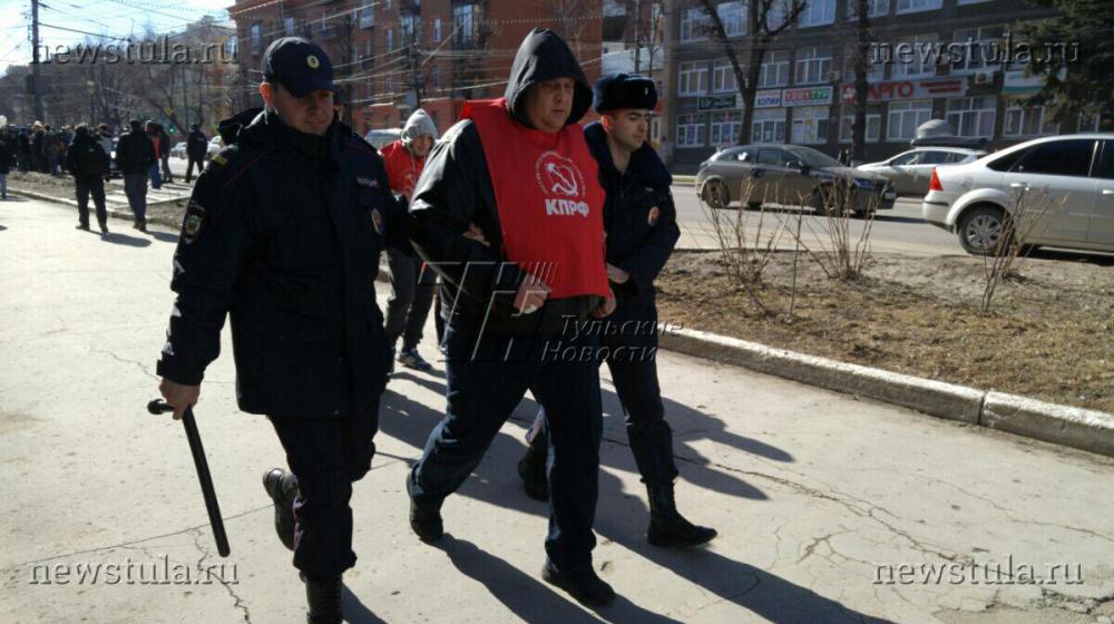 Провокация в Туле. На шествие «либеральных навалистов» провокаторы принесли символику КПРФ