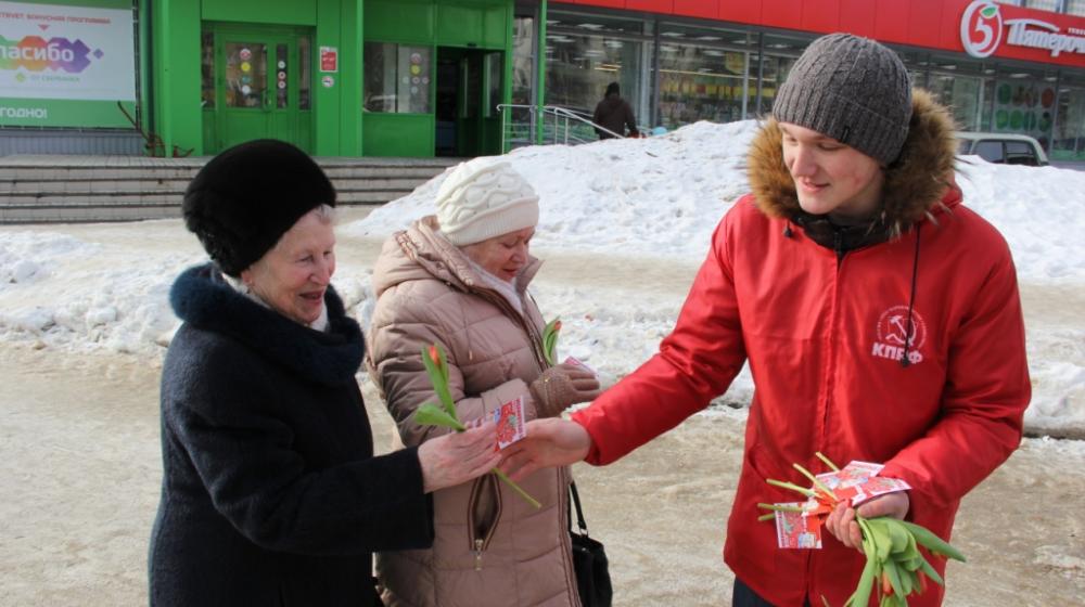 Коммунисты и комсомольцы Республики Коми на оживленных улицах Сыктывкара поздравили женщин с Международным женским днём