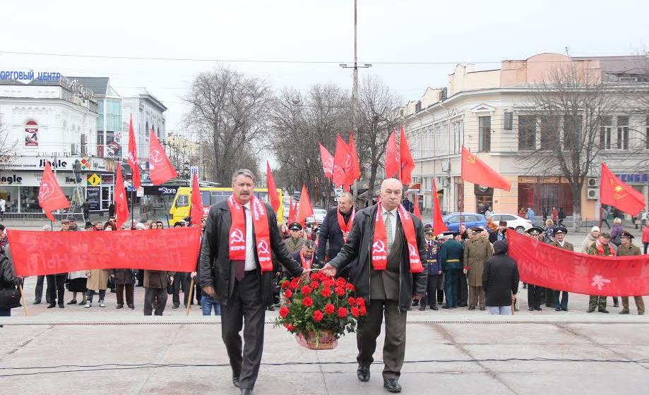Республика Крым. На главной площади Симферополя состоялся митинг протеста КПРФ
