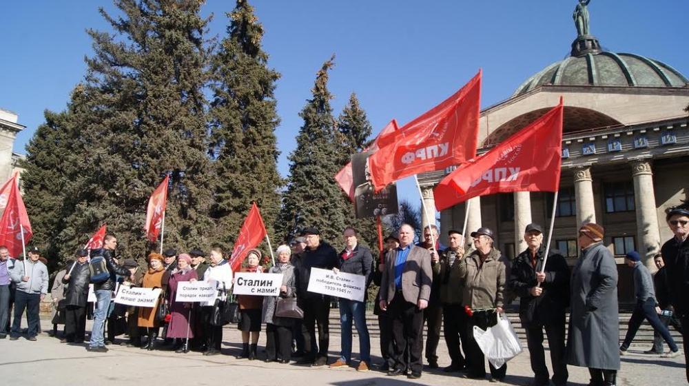 Сталинградские коммунисты провели пикет, посвященный памяти Сталина 
