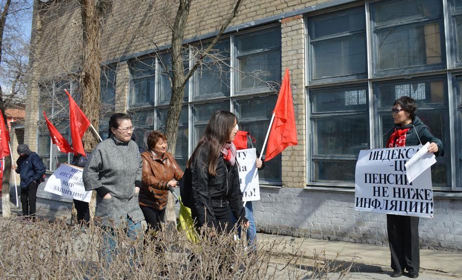 В рамках Всероссийской акции протеста коммунисты провели пикеты в столице Калмыкии