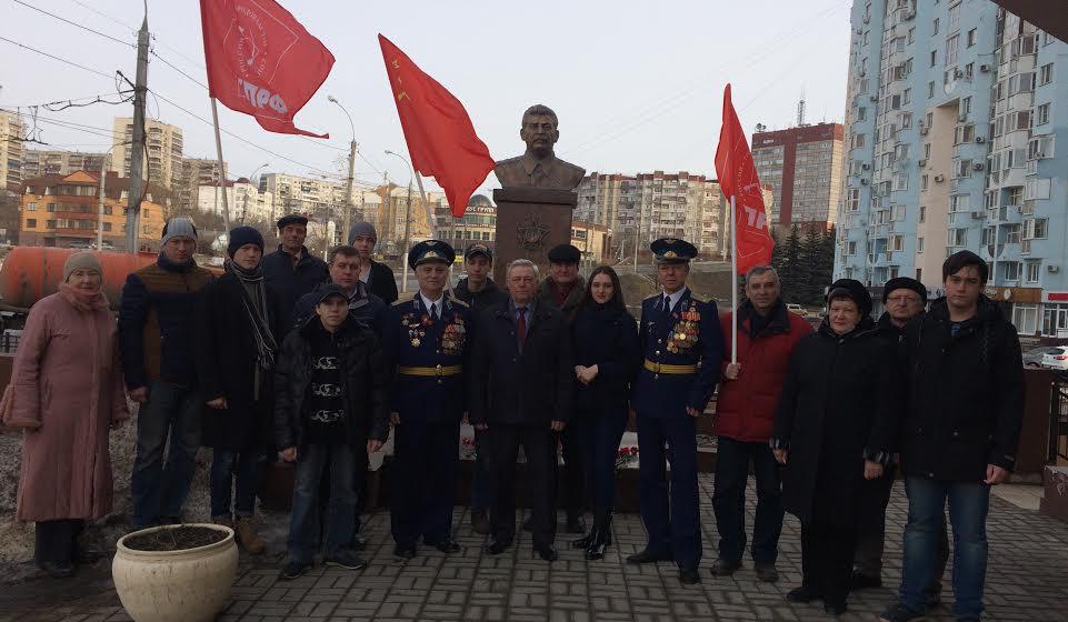 Липецк. Гвоздики товарищу Сталину