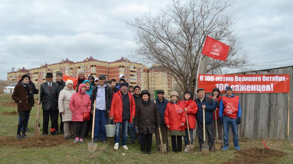 В столице Калмыкии заложили аллею в честь 100-летия Октябрьской революции