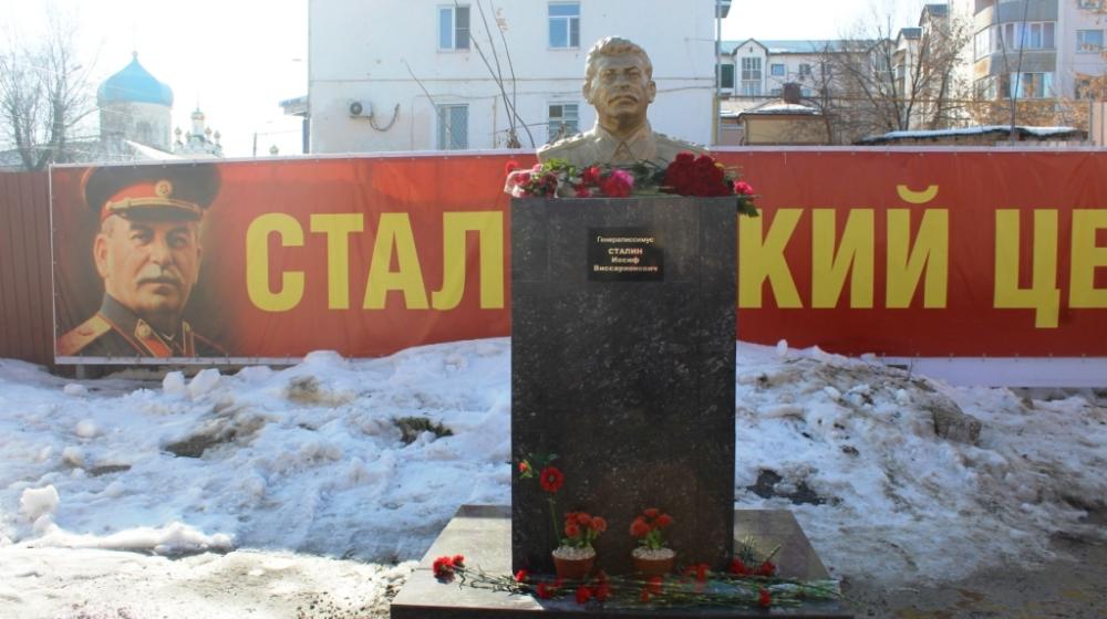 Пензенцы возложили цветы к памятнику Сталину
