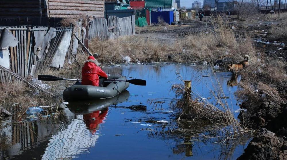 Омский депутат-коммунист взял лодку и поплыл по городу