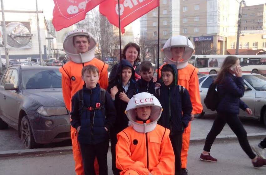 Дорогу в космос проложил Великий Октябрь! Акция пермских коммунистов