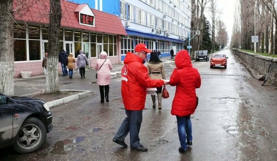Саратовские коммунисты провели встречи у проходных  «СЭПО» и «Алмаза»
