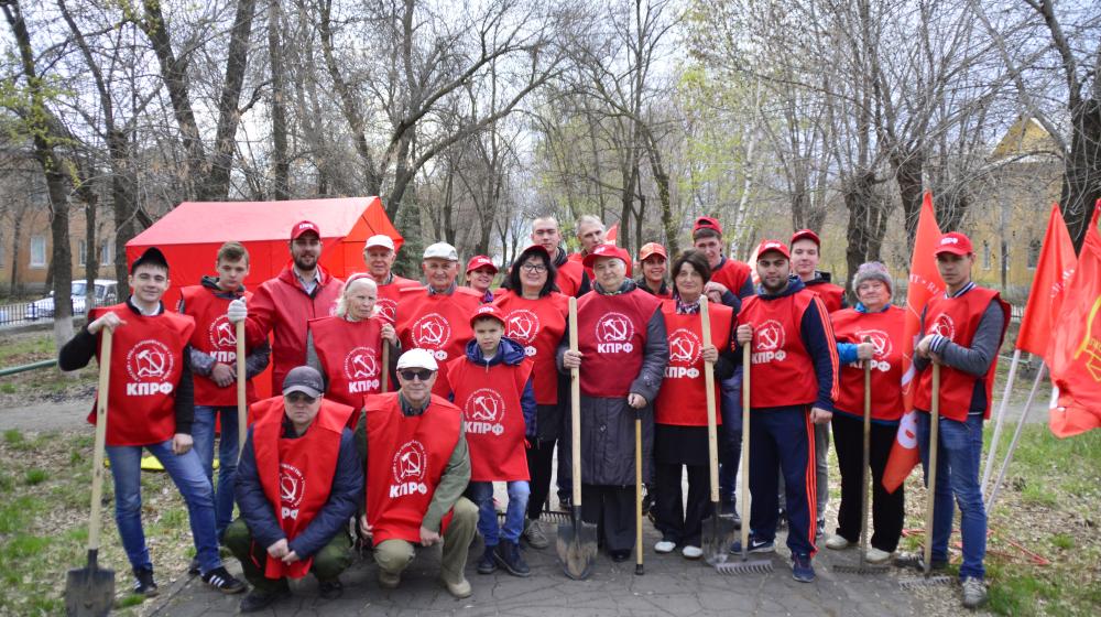 Коммунисты и комсомольцы организовали субботник в городе Волжский Волгоградской области