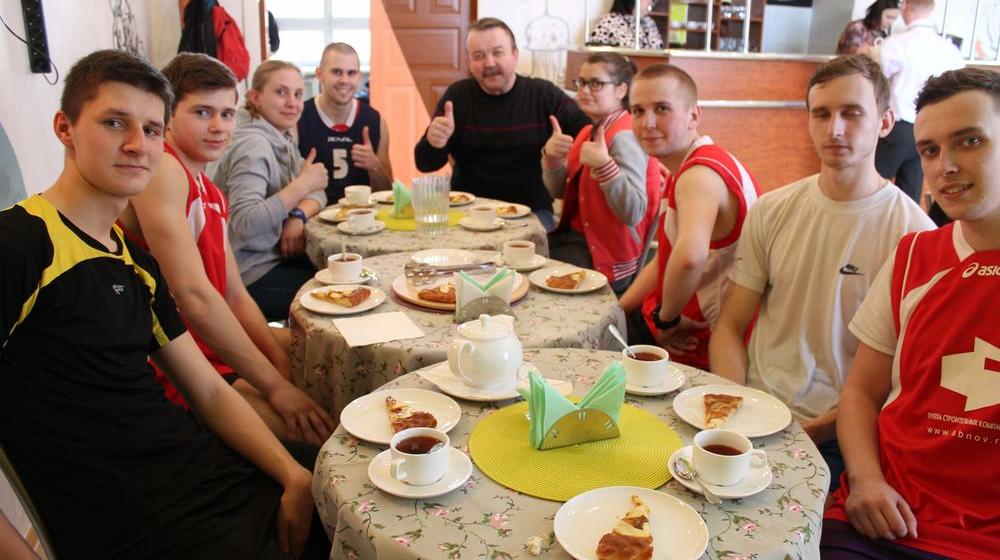 В День Космонавтики новгородские коммунисты провели турнир по волейболу "Кубок Гагарина 2017"