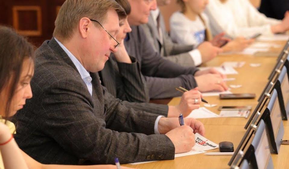 Анатолий Локоть написал «Тотальный диктант»