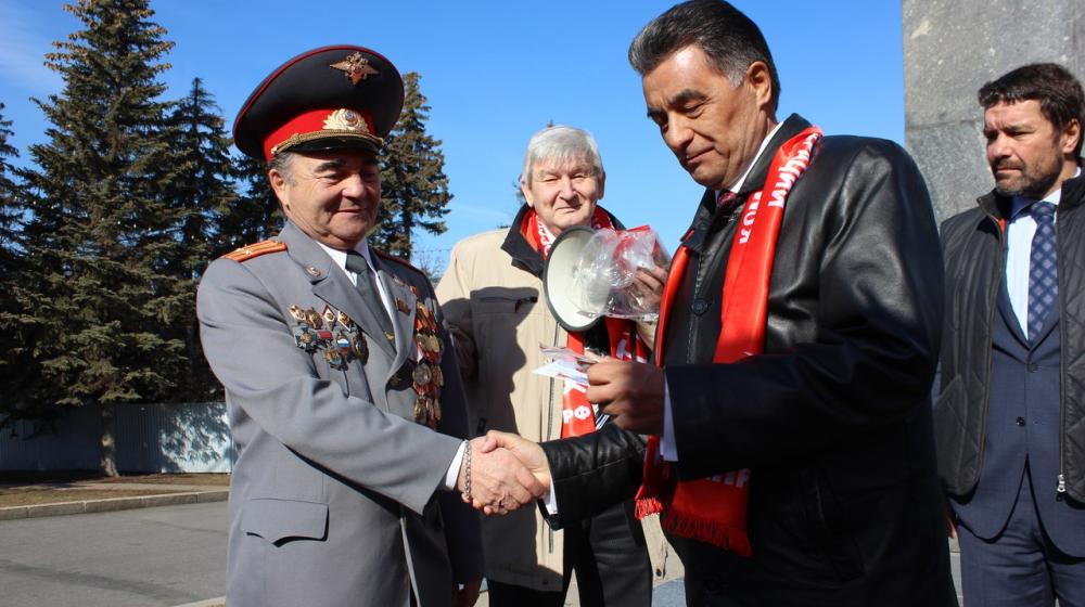 Башкирские коммунисты возложили цветы к памятнику В.И. Ленину