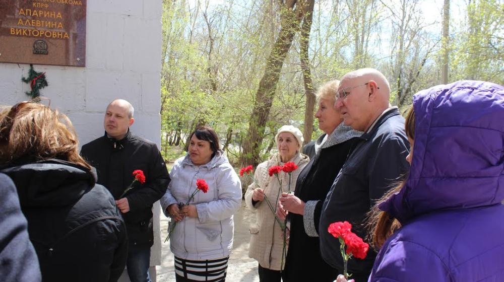 Волгоград. В День рождения Алевтины Апариной коммунисты посадили аллею памяти