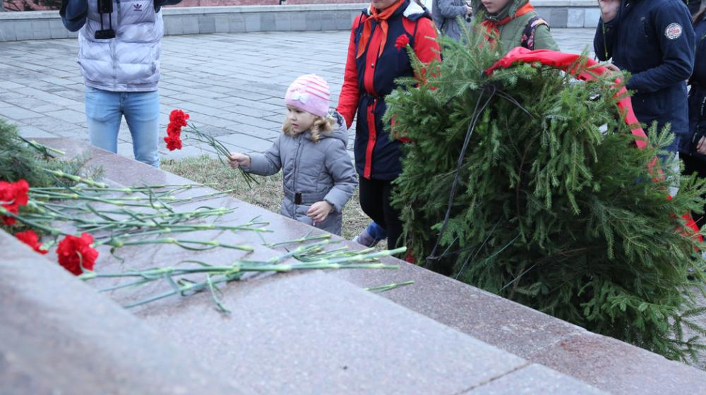 ​В Омске прошло торжественное возложение венков и цветов к памятнику Ленину