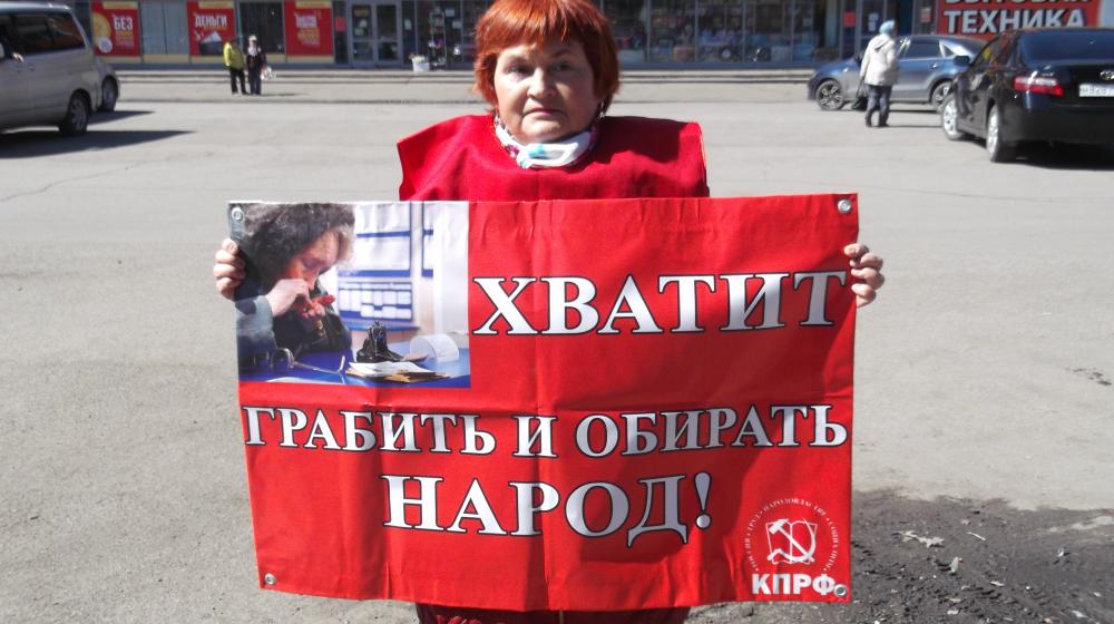 Кемеровская область. Коммунисты в день 147-й годовщины со дня рождения В.И.Ленина возложили цветы к каждому памятнику в городе и районе