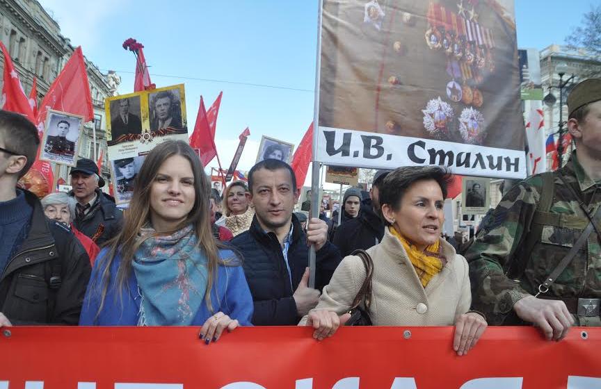 Красный День Победы в Санкт-Петербурге. Колонна коммунистов, ветеранов и комсомольцев прошла по Невскому проспекту