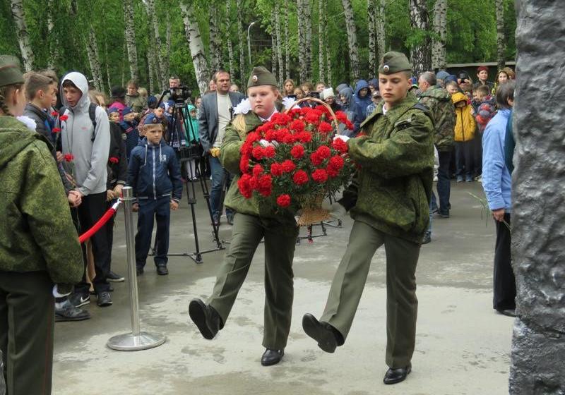 Мэр-коммунист Новосибирска Анатолий Локоть принял участие в открытии арки памяти детей-узников концлагерей