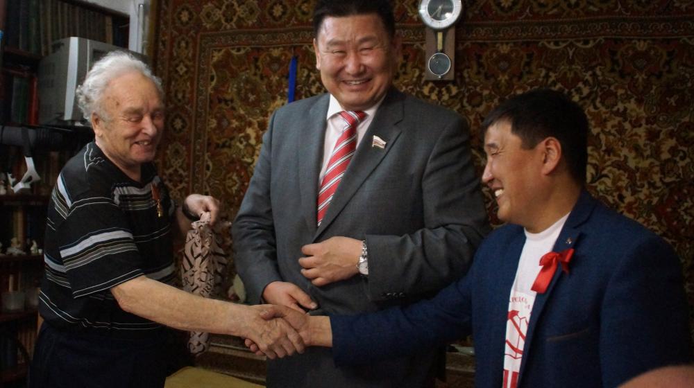 Вячеслав Мархаев поздравил ветеранов с Днем Победы