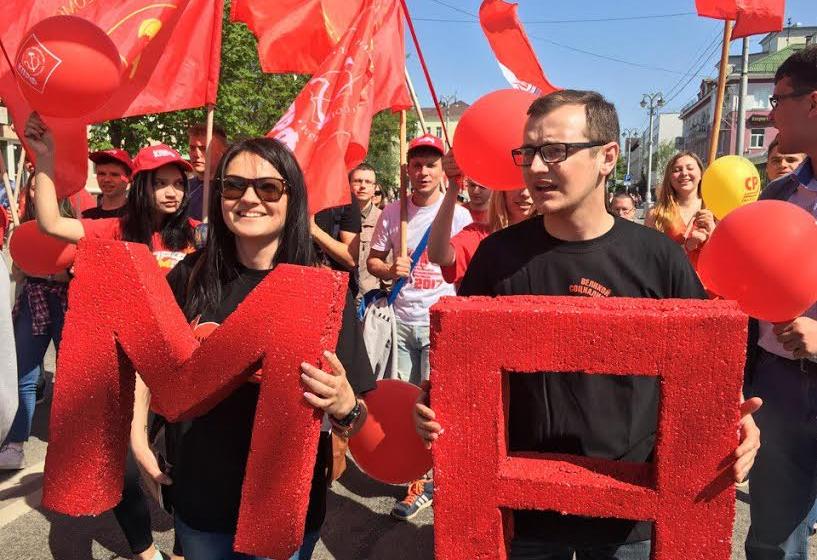 Комсомольцы Белгородской области устроили театрализованную первомайскую демонстрацию, ярко пройдя по центру города