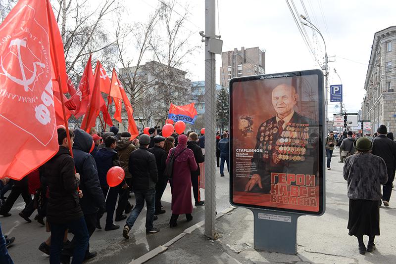 «Красные в городе»: Первомайская колонна прошла по центру Новосибирска