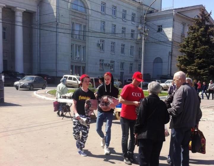 В Саратове прошел комсомольский флэшмоб «Красная карусель»