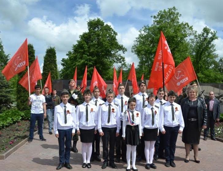 В канун Дня Победы во Владикавказе на Мемориале Славы прошла церемония возложения цветов и венков