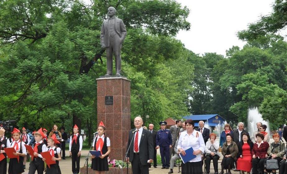 Краснодарский край. В Белореченске ряды юных пионеров пополнили ровно сто девчонок и мальчишек
