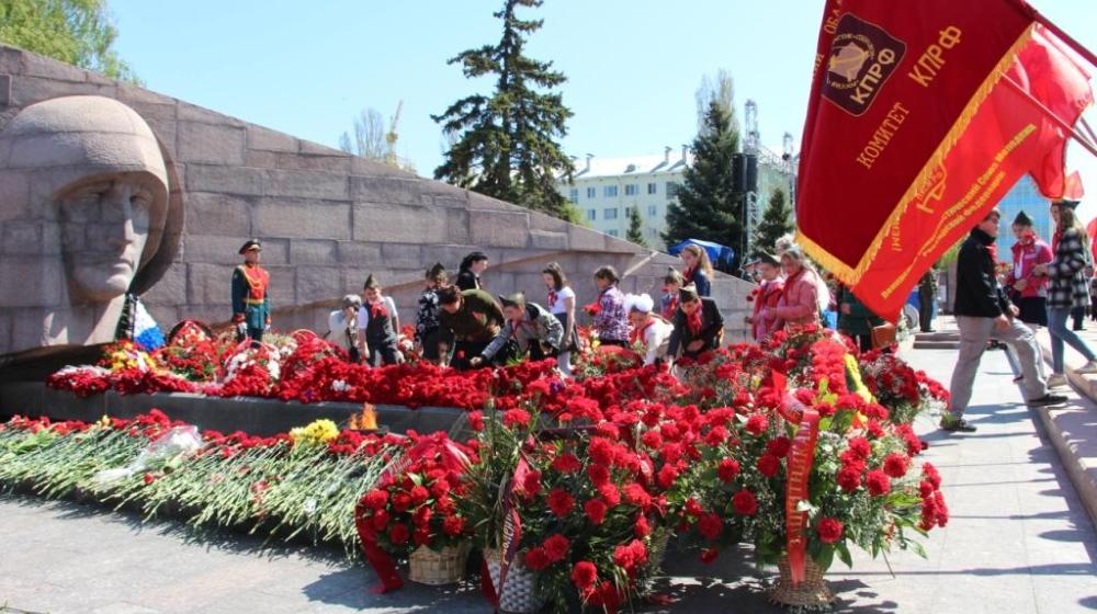 На площади Славы в Самаре в честь Дня Победы состоялось возложение цветов к Вечному огню