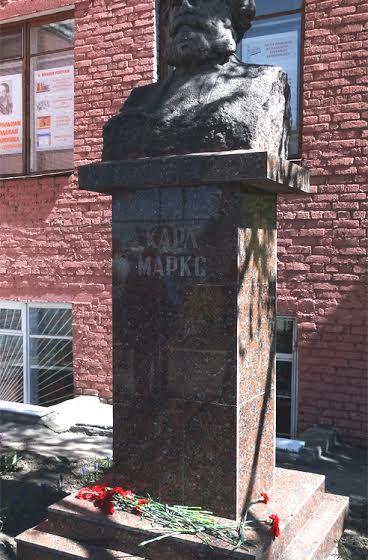 В Курске коммунисты возложили цветы к памятнику Карлу Марксу