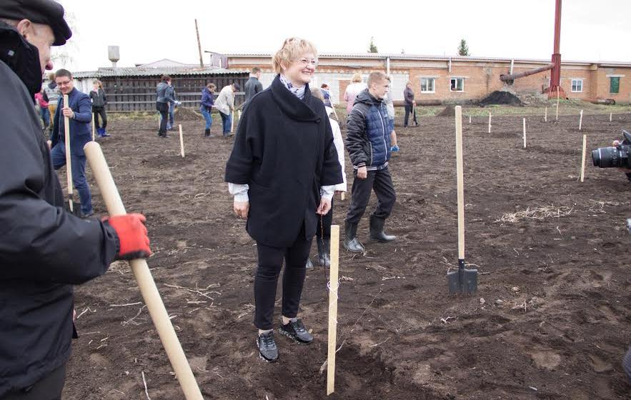Томская область. Депутат-коммунист Наталья Барышникова приняла участие в закладке фруктового сада при школе-интернате