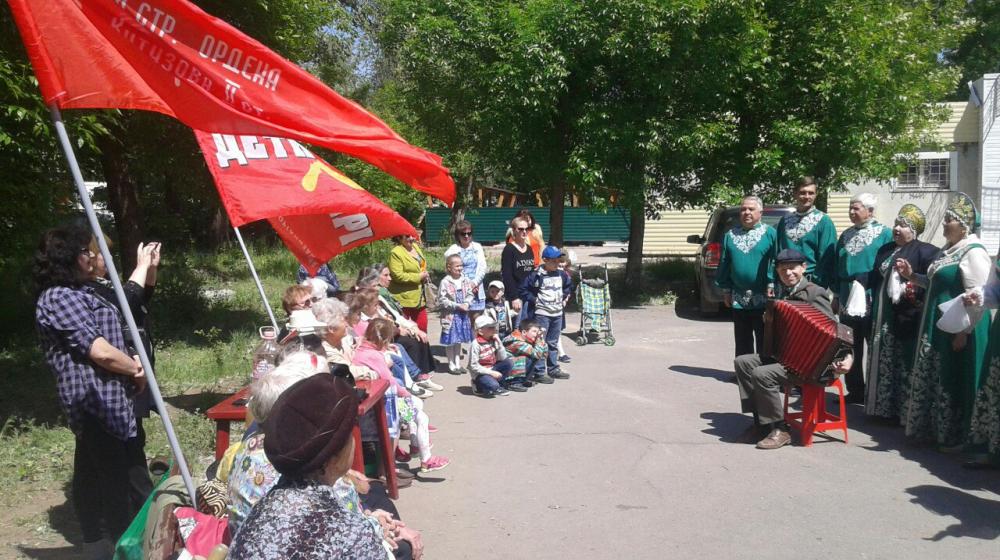 Дети войны города Волжского продолжают облагораживать свою аллею в городском парке