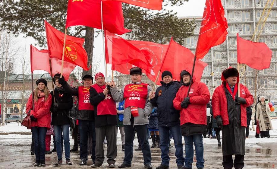 На Ямале коммунисты приняли участие в городских праздничных акциях